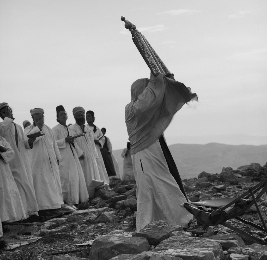 Samaritan Passover, high priest with scroll at Mt. Gerizim Photo 1890