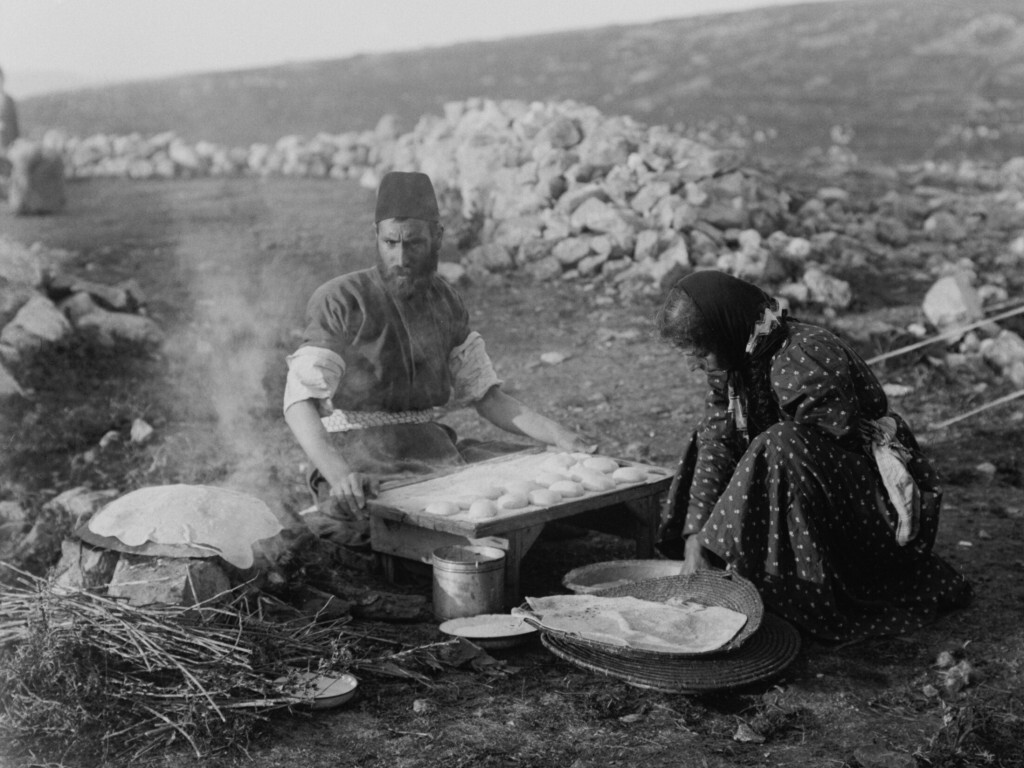 Unleavened Bread Samaritan Passover, baking unleavened bread, Photo 1890